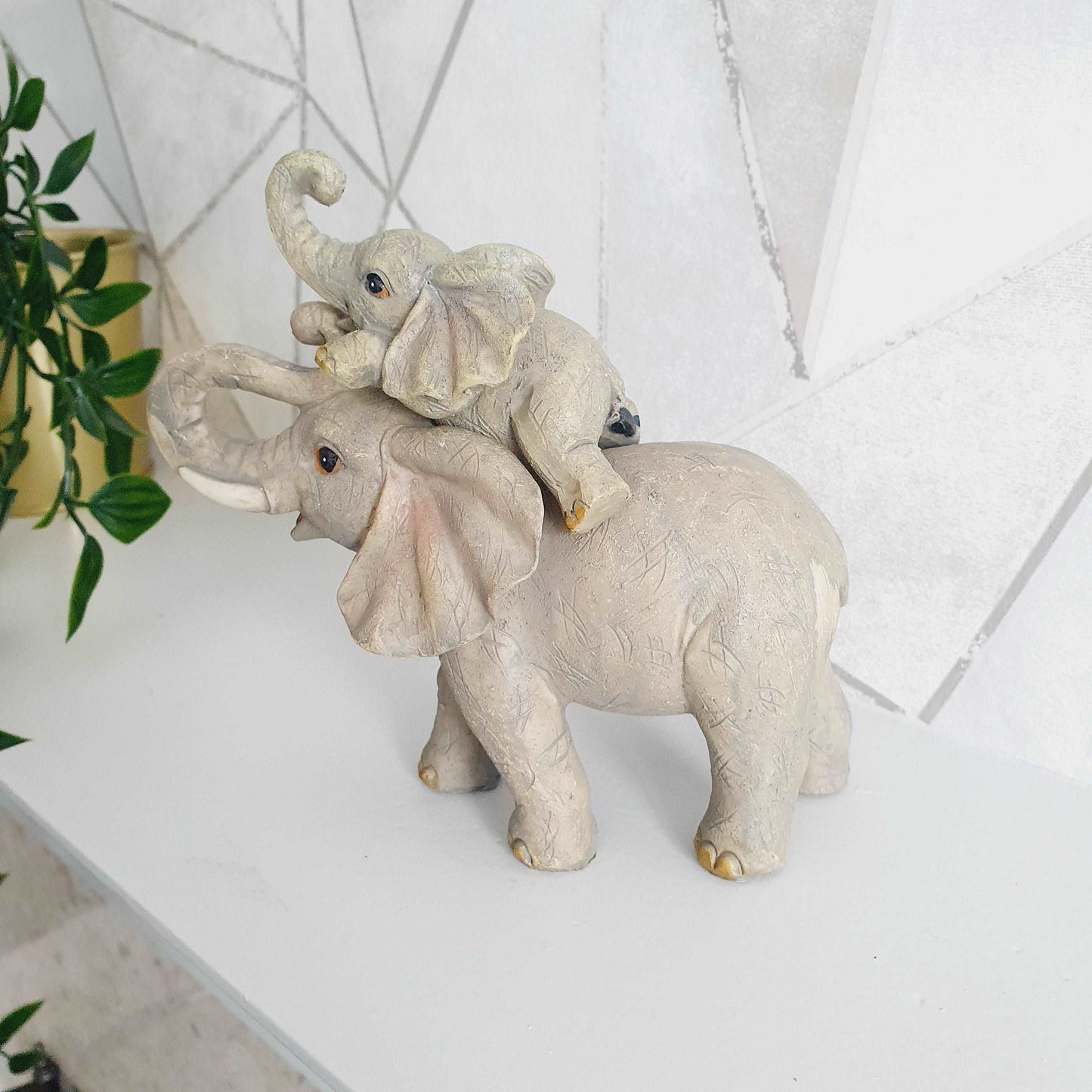 Mother and Baby Elephant Statue - Black Qubd