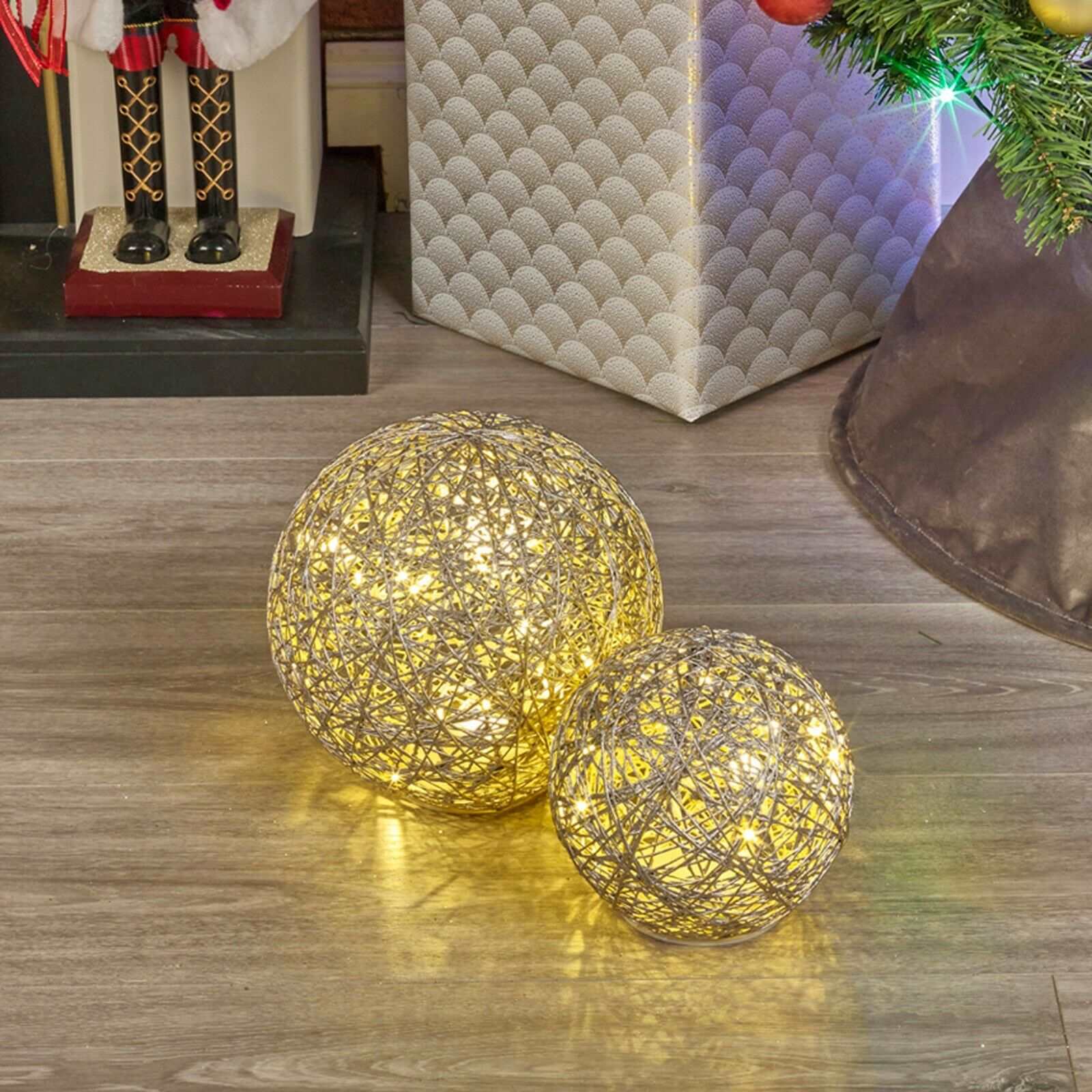 LED Light Christmas Glitter Balls (2 pieces) - Black Qubd