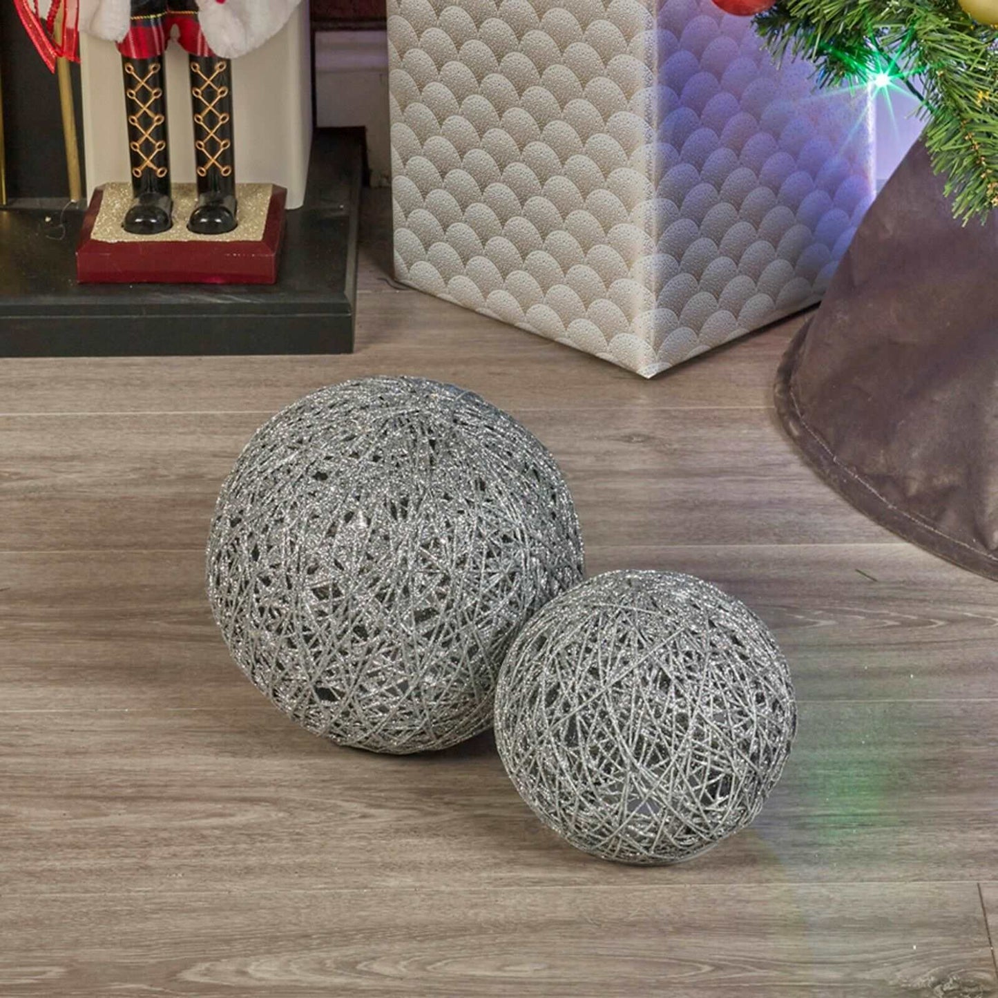 LED Light Christmas Glitter Balls (2 pieces) - Black Qubd