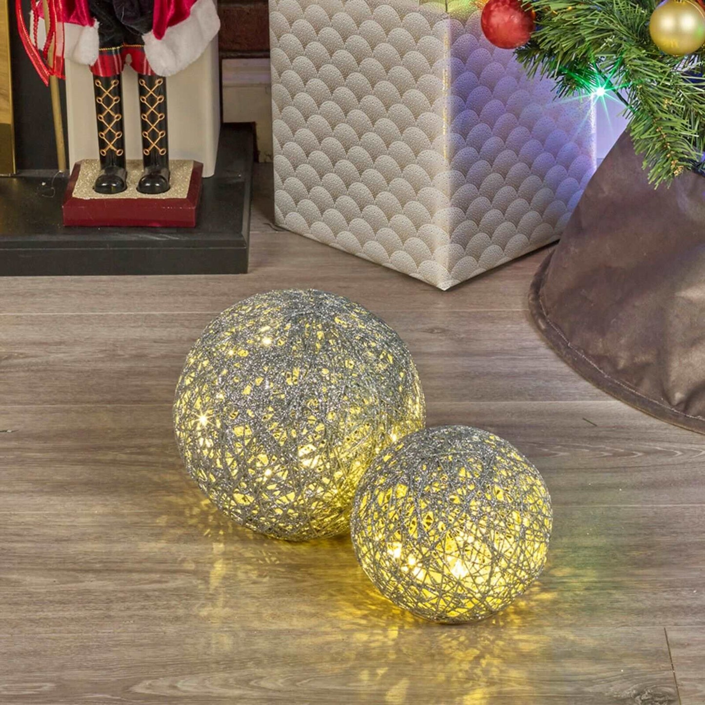 LED Light Christmas Glitter Balls (2 pieces) - Black Qubd